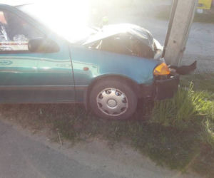 Nowy Sącz. Na ulicy Węgierskiej kierowca suzuki uderzył w słup