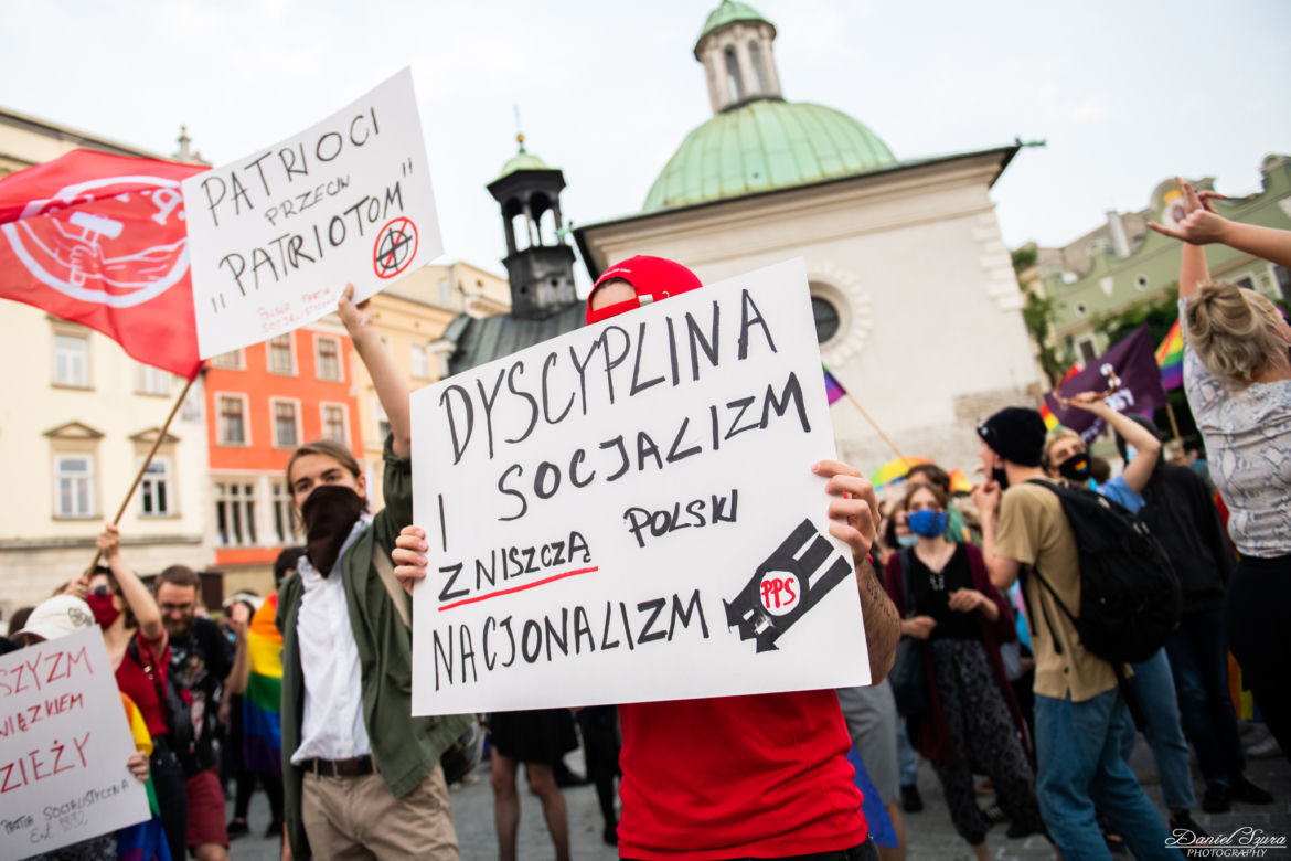 Demonstracja LGBT i narodowców na krakowskim Rynku