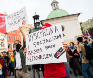 Demonstracja LGBT i narodowców na krakowskim Rynku