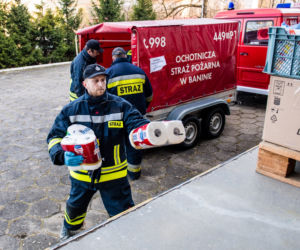 Strażacy w OSP Banino dostarczają sprzęt do szpitali w Gdańsku