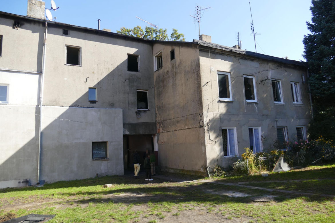 Chciał spalić lokatorów, bo pokłócił się z partnerką. Ogień odciął im drogę ucieczki