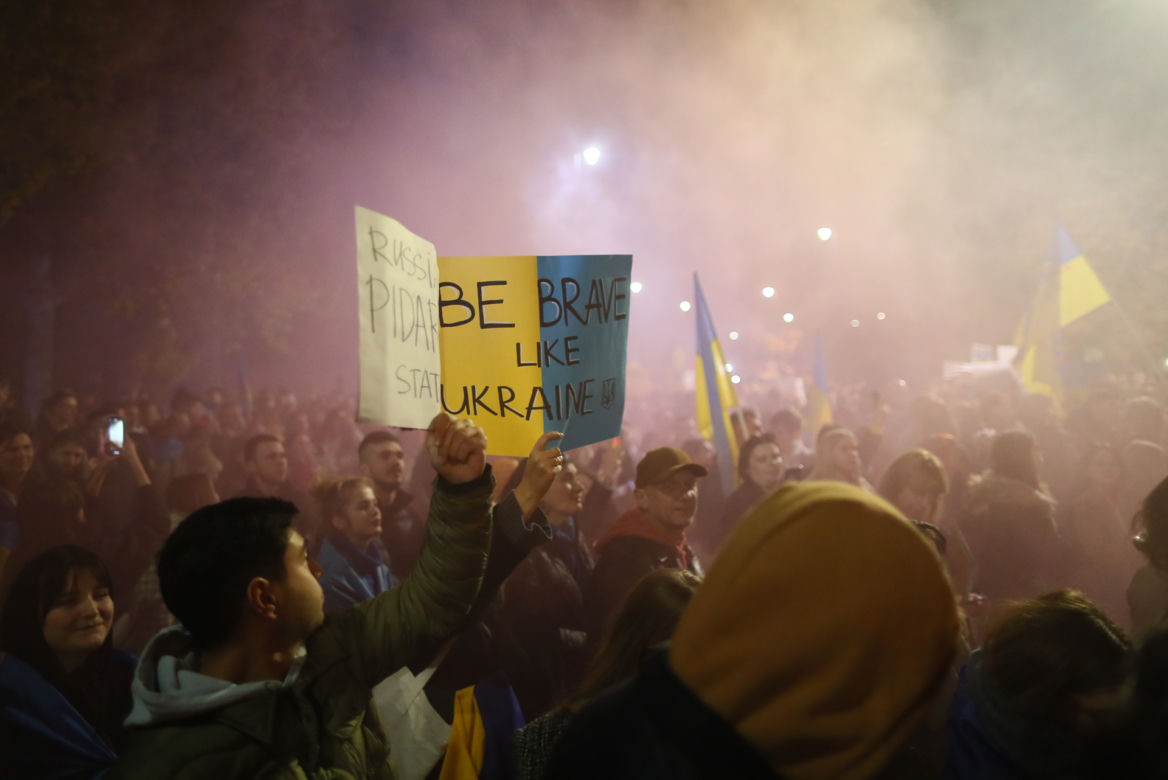 Protest przed ambasadą Rosji w Warszawie. Tłum skanduje” "Putin won!"