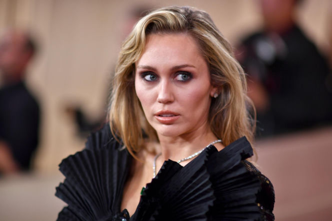 Pamela znów jest blondynką! Zobacz kreacje ze Złotych Globów