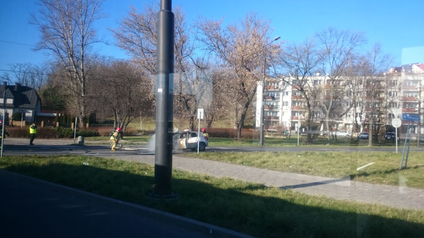 Lublin: POŻAR samochodu na Podzamczu! Auto w płomieniach. DUŻE utrudnienia [ZDJĘCIA]