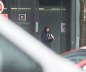 Antek Królikowski z mamą załatwia formalności pogrzebowe