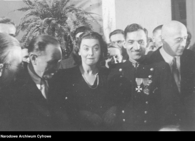 Niewiarygodne sceny! Aktor kazał przykucnąć premierowi, bo chciał go przeskoczyć! Interwencja w ostatniej chwili