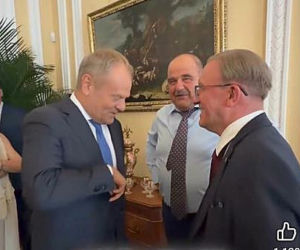 Artur Barciś chciał sprawdzić czy Tusk nosi perukę