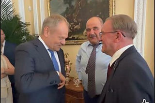 Artur Barciś chciał sprawdzić czy Tusk nosi perukę