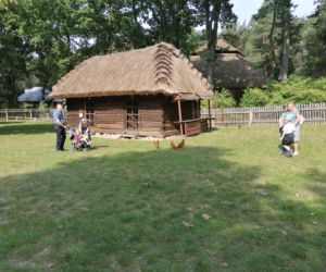 Warsztaty ludowej wycinanki w radomskim skansenie
