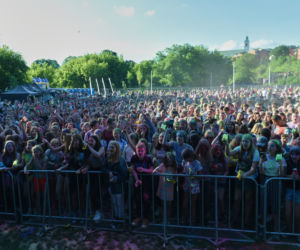 W Lubinie wybuchła bitwa... na kolorowe proszki. Zobacz zdjęcia z Festiwalu Kolorów! [GALERIA]