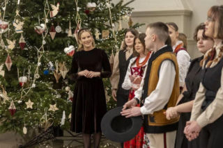 Uczniowie z Zakopanego ubrali choinkę w Pałacu Prezydenckim. Córka Pierwszej Damy skradła show!