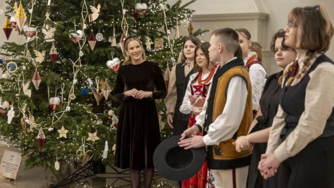 Uczniowie z Zakopanego ubrali choinkę w Pałacu Prezydenckim. Córka Pierwszej Damy skradła show!