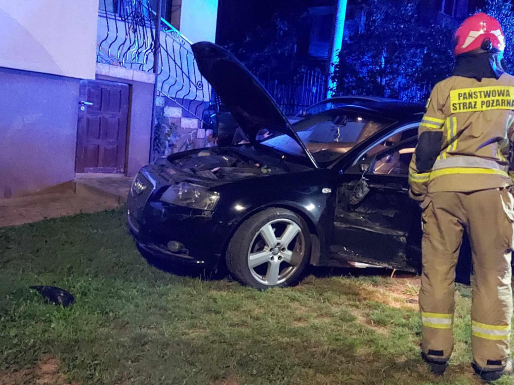 Nocny wypadek na Moniuszki w Starachowicach. Kierowca Audi uciekł z miejsca zdarzenia
