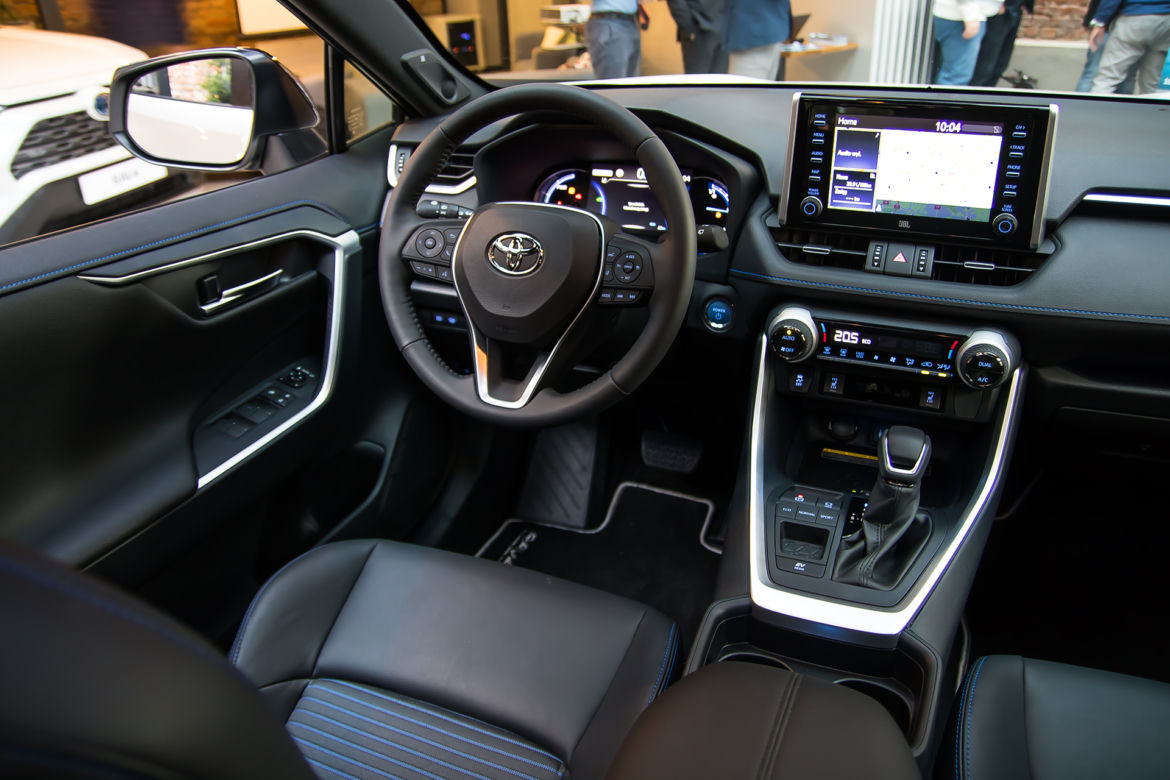 2019 Toyota RAV4 Hybrid - wnętrze piątej generacji SUV-a