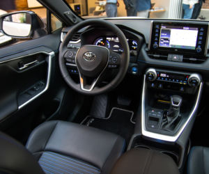 2019 Toyota RAV4 Hybrid - wnętrze piątej generacji SUV-a