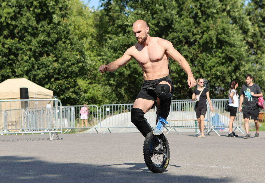 Monocyklowy trial w Parku Ludowym w Lublinie w ramach Europejskiej Konwencji Żonglerskiej