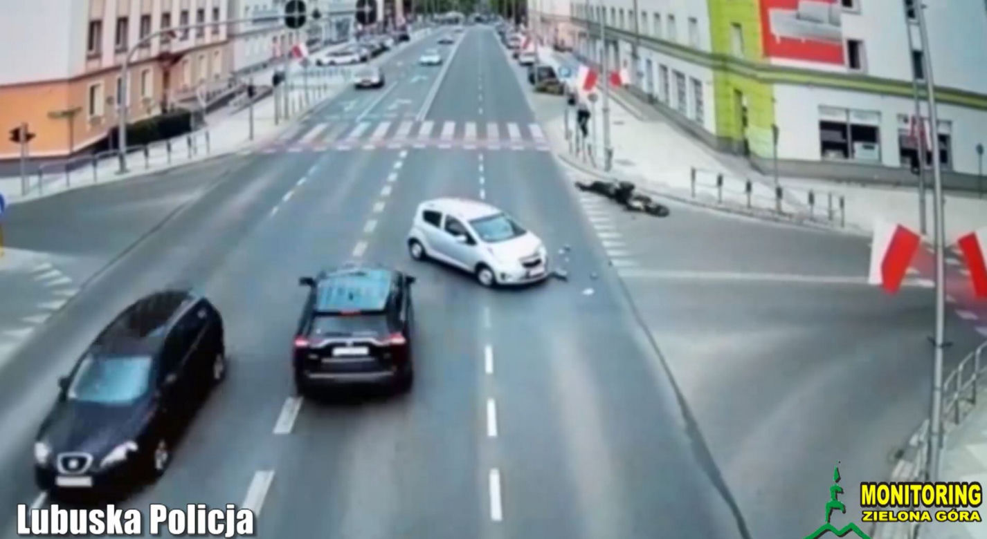 Przerażający wypadek w Zielonej Górze! Motocyklista wyleciał w powietrze po zderzeniu z chevroletem [ZDJĘCIA].