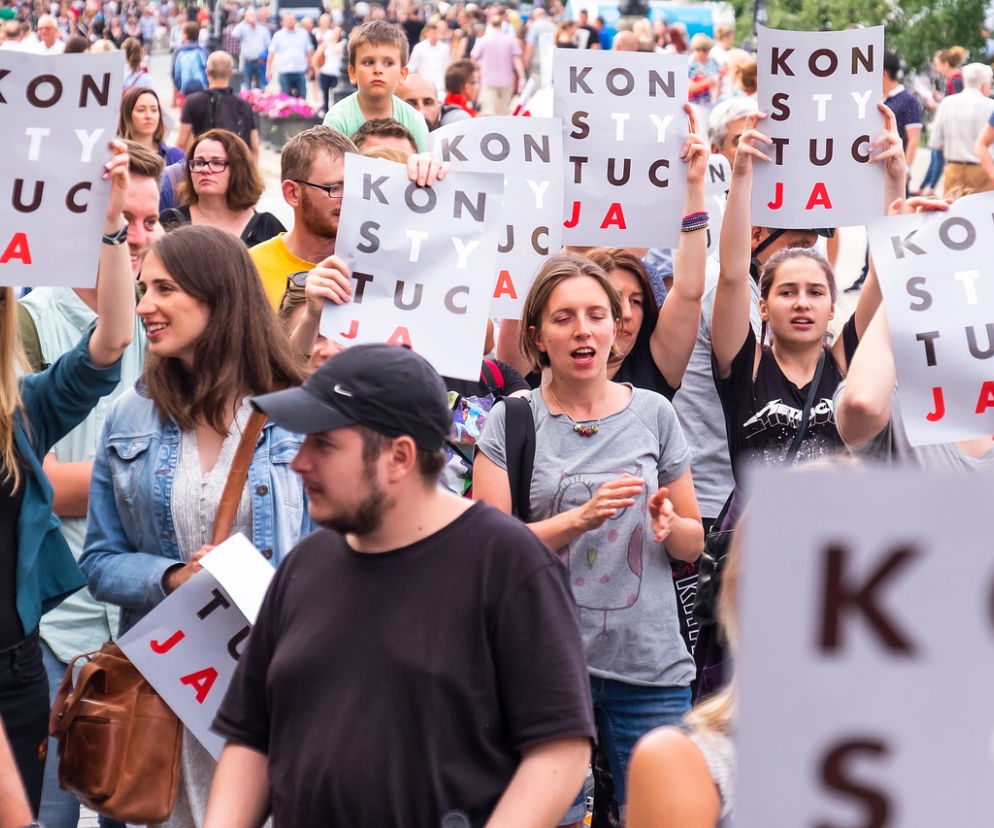 Płock. Pogrzeb praw kobiet pod siedzibą PiS. Zadbajmy o siebie, skoro rząd ma nas gdzieś