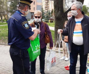 Tarnowska straż miejska miała dla mieszkańców prezenty. Zobacz co im wręczała!