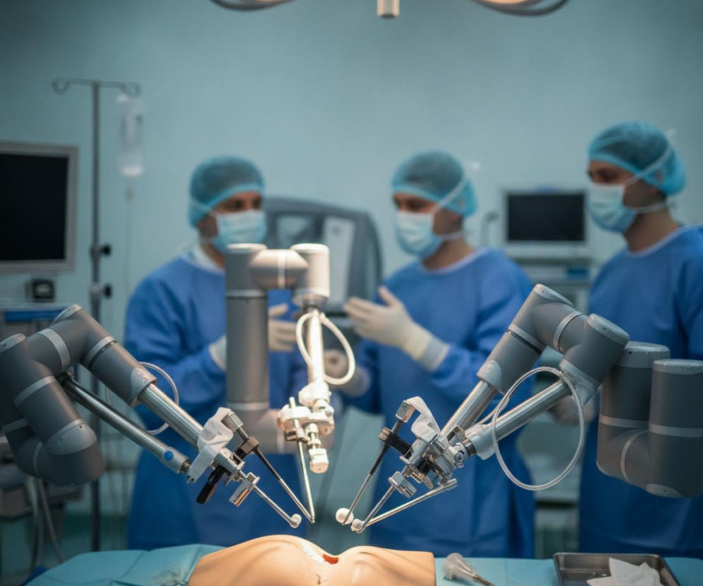 Trzech lekarzy przy operacyjnym robocie Da Vinci. O kulisach zarobków i długów szpitali przeczytasz na Poradnik Zdrowie.