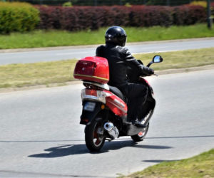 Motocykliści wrócili na trasy. Policja przypomina.  Droga to nie tor wyścigowy!