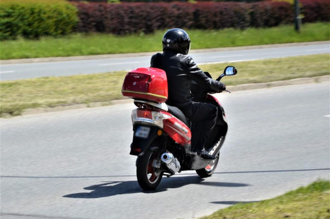 Motocykliści wrócili na trasy. Policja przypomina.  Droga to nie tor wyścigowy!
