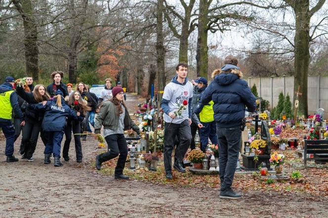 Pierwsza miłość, odc. 4157: Skandal na pogrzebie Stika! Tylko Marta wie, że urna jest pusta