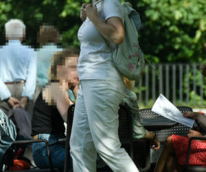 Zbigniew Zamachowski wciąga brzuch przy żonie