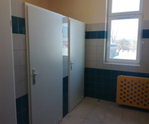 Jak wygląda rozbudowana część Szkoły Podstawowej w miejscowości Dąbrówka Stany przed zakupem wyposażenia?