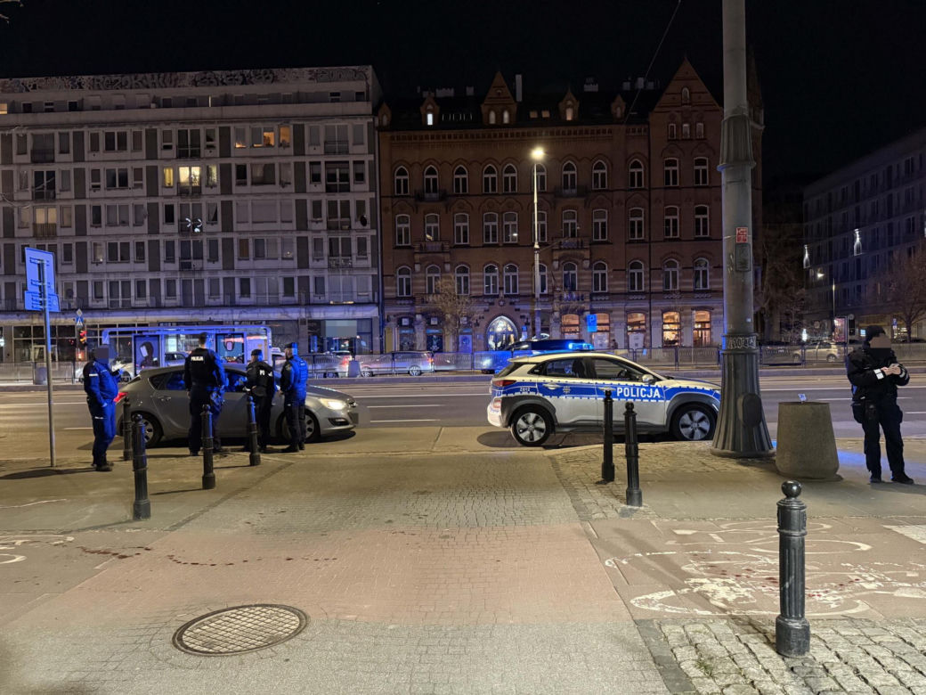 Krwawy atak nożownika w centrum Warszawy. Ofiara walczy o życie, sprawca na wolności