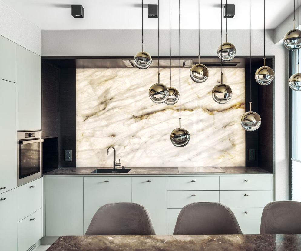 Tu ciepło beżu przełamano chłodnym błękitnem. To idealne połączenie