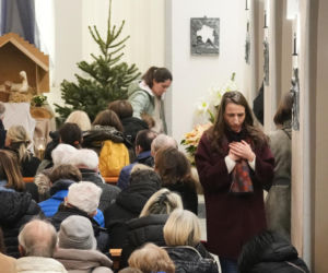 Szwajcaria. Śmiertelny pożar w kurorcie Crans-Montana. Ludzie modlą się za zmarłych i przynoszą kwiaty [ZDJĘCIA].