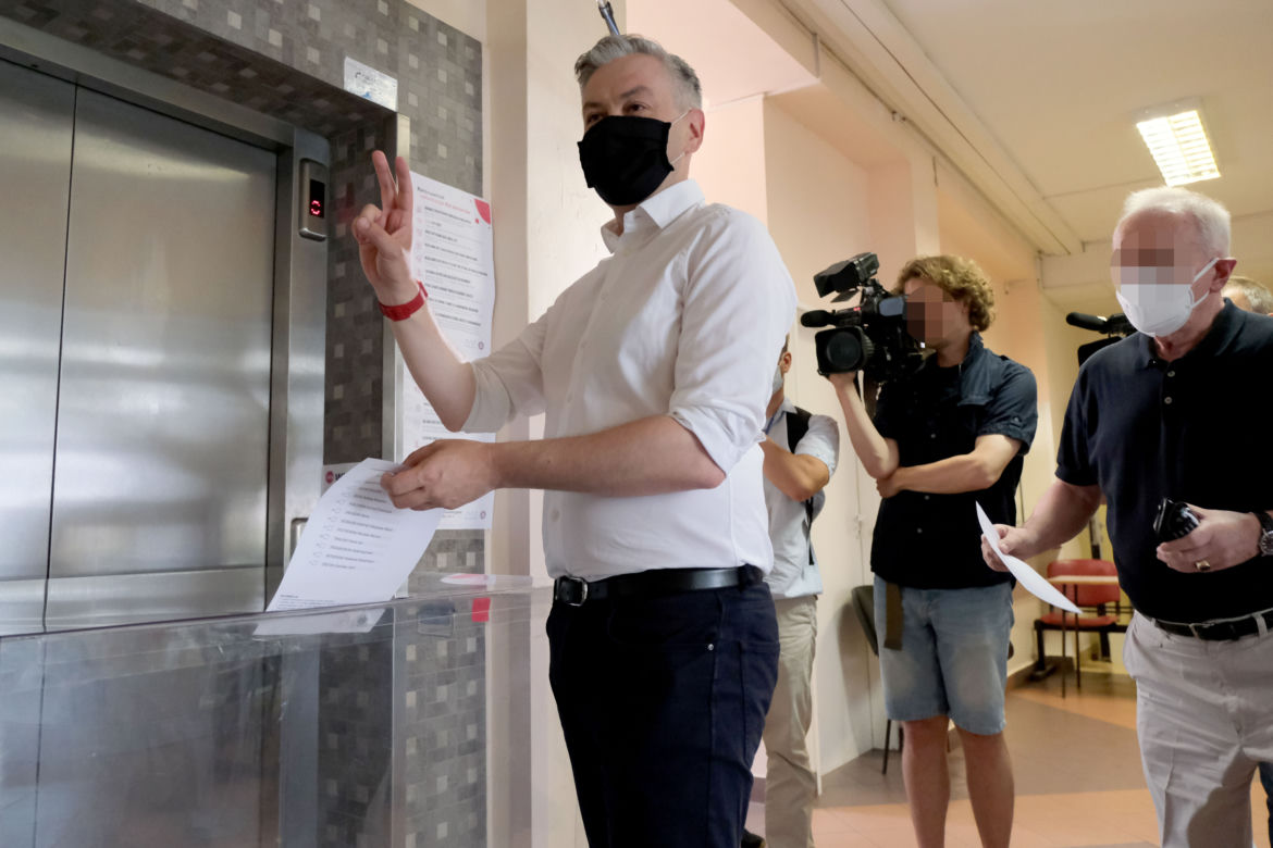Wybory 2020 Robert Biedroń ze swoim partnerem Krzysztofem Śmiszkiem oddali głosy