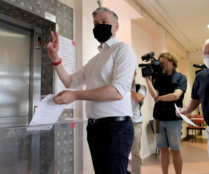 Wybory 2020 Robert Biedroń ze swoim partnerem Krzysztofem Śmiszkiem oddali głosy