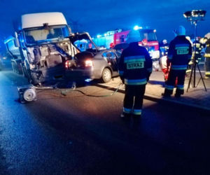 Zderzenie TIR-a z osobówką w Wojniczu. Są poszkodowani! Droga całkowicie zablokowana