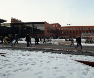 Tłumy łodzian na zakupach w Manufakturze. Nie przejmują się trzecią falą pandemii?
