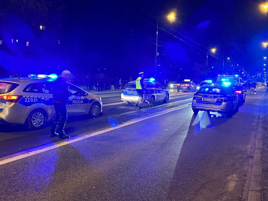 Sylwestrowa jatka na moście Śląsko-Dąbrowskim. Pobili kierowcę, bo wjechał w auto, którym podróżowali