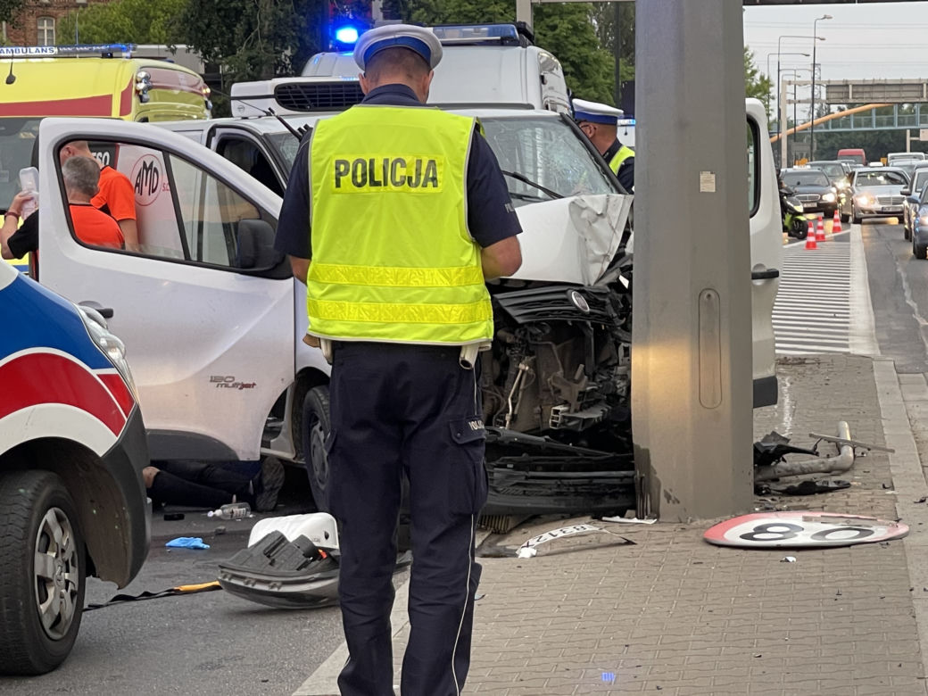 Śmiertelny wypadek w Warszawie. Nie żyje młody mężczyzna, auto prowadził jego teść