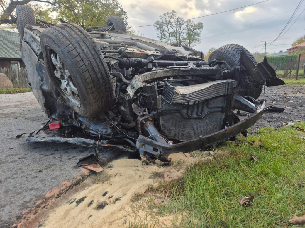 Nocny wypadek w Brzozowej. BMW wypadło z drogi