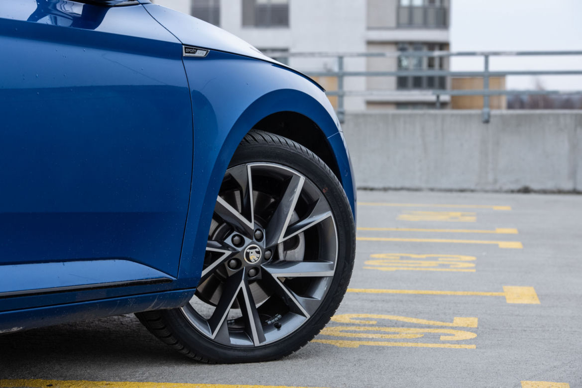 Volkswagen Passat Elegance vs Skoda Superb Sportline