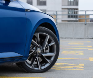 Volkswagen Passat Elegance vs Skoda Superb Sportline