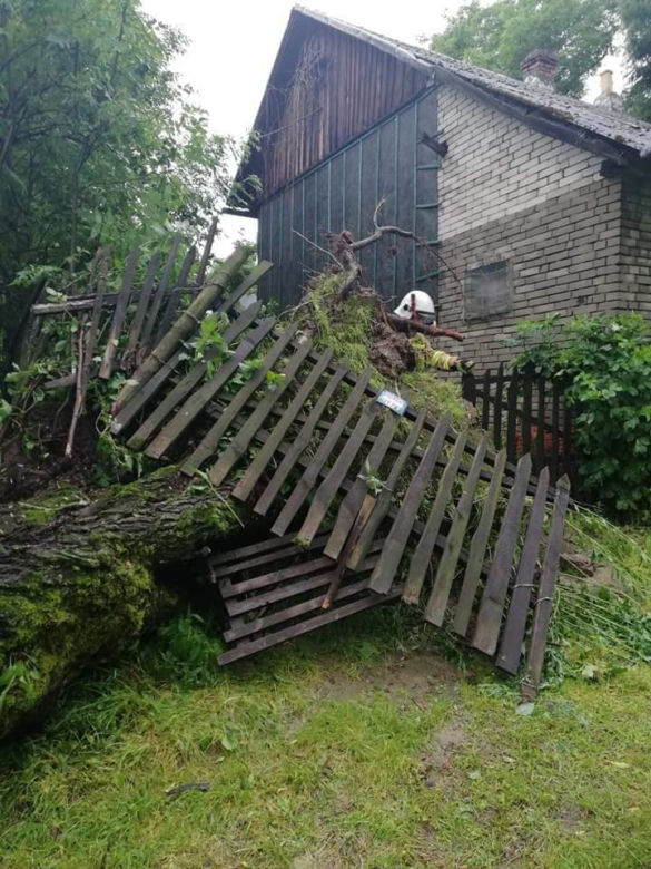 POTĘŻNE Nawałnice w Małopolsce. Woda PORWAŁA SAMOCHÓD! [ZDJĘCIA]