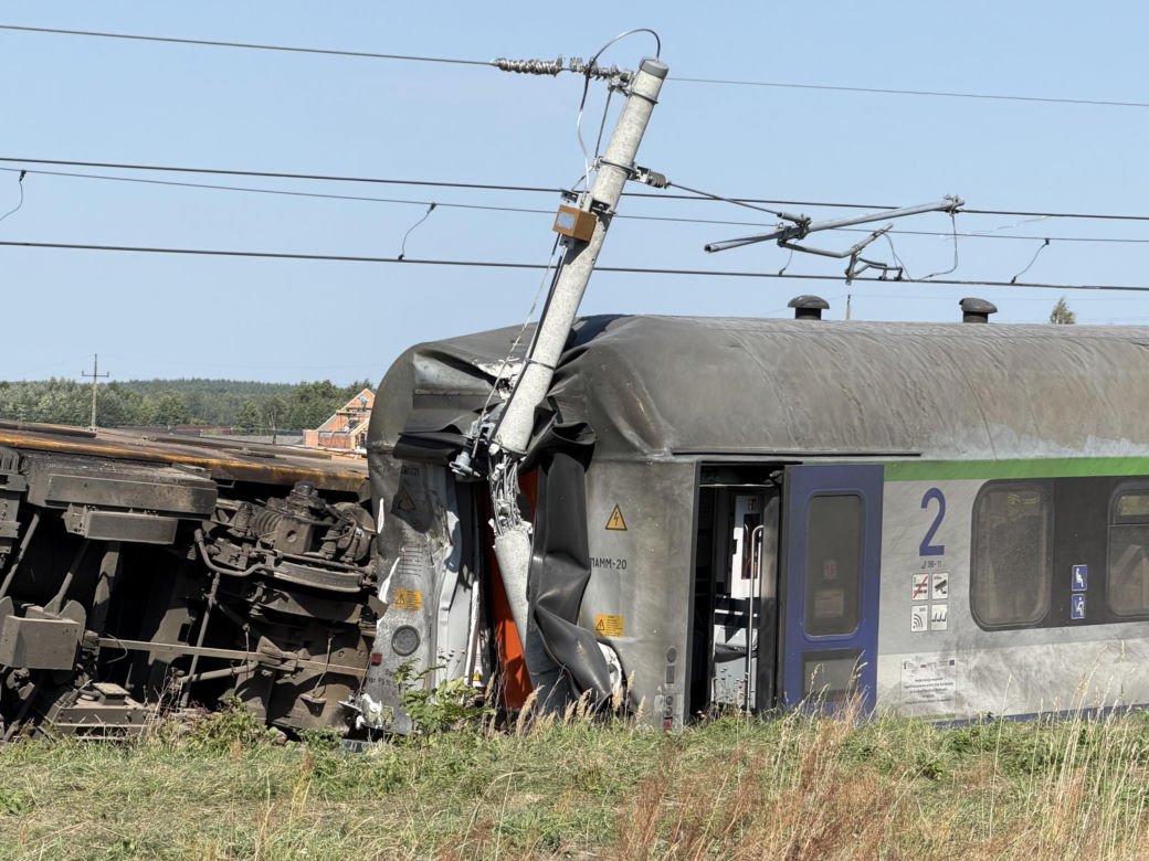 Wstrząsające zdjęcia z katastrofy kolejowej na Mazowszu