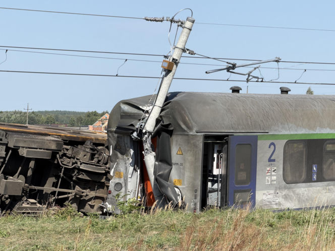 Wstrząsające zdjęcia z katastrofy kolejowej na Mazowszu