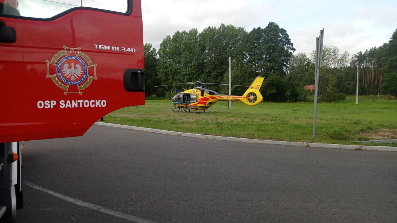 Dziewczynka otulona kocem na rękach strażaka. Na S3 pod Gorzowem Wielkopolskim doszło do potwornego wypadku [ZDJĘCIA] 
