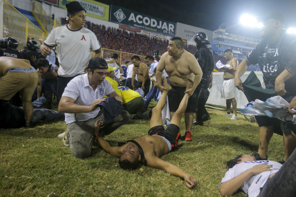 Salvador. Co najmniej 9 osób stratowanych na śmierć po wybuchu paniki na stadionie w San Salvador