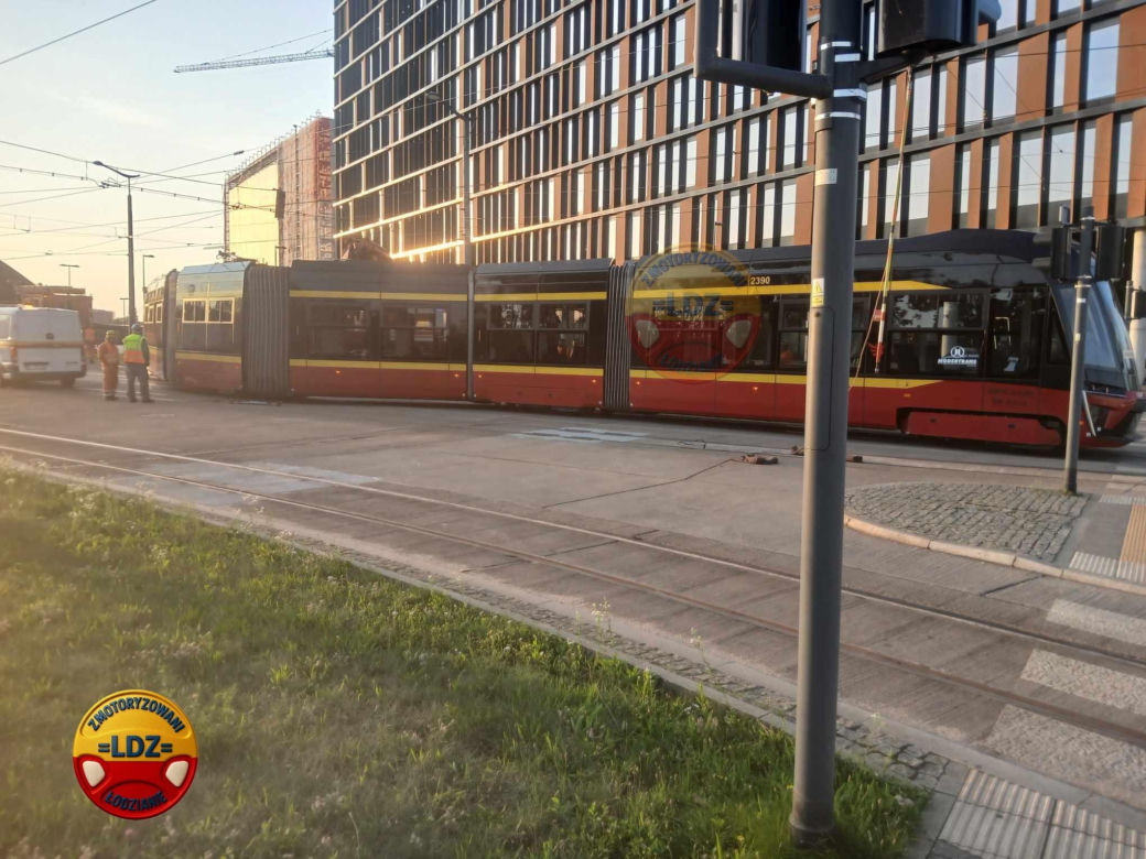 Poranny paraliż w centrum Łodzi. Wykolejony tramwaj zablokował ruch wokół dworca Fabrycznego