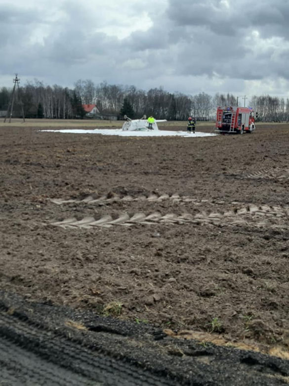 Płońsk. WYPADEK SAMOLOTU z 4 osobami na pokładzie! Lądował na dachu! [ZDJĘCIA]