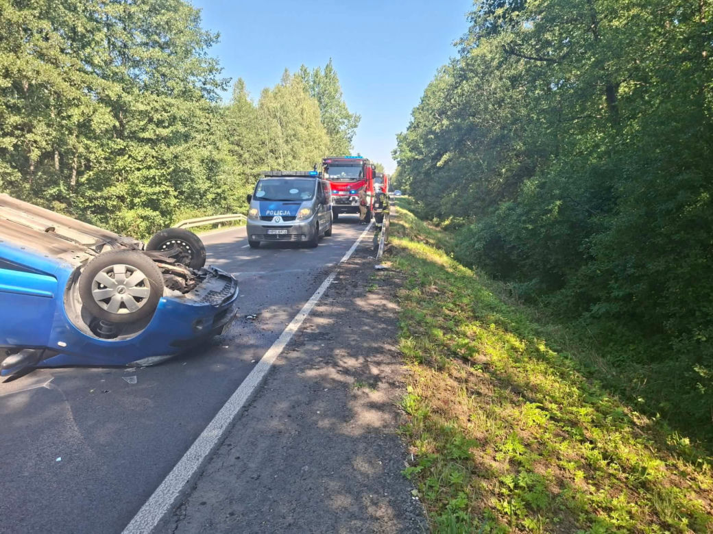 Niebezpieczny wypadek w Lesie Rzepińskim. Kierowca Nissana dachował