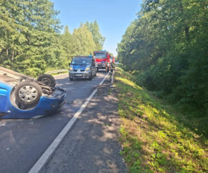 Niebezpieczny wypadek w Lesie Rzepińskim. Kierowca Nissana dachował